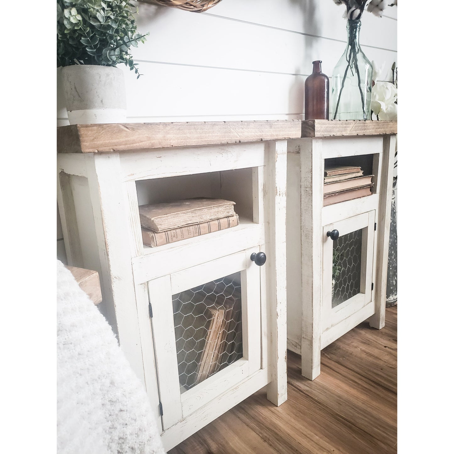 Keily Farmhouse Nightstand