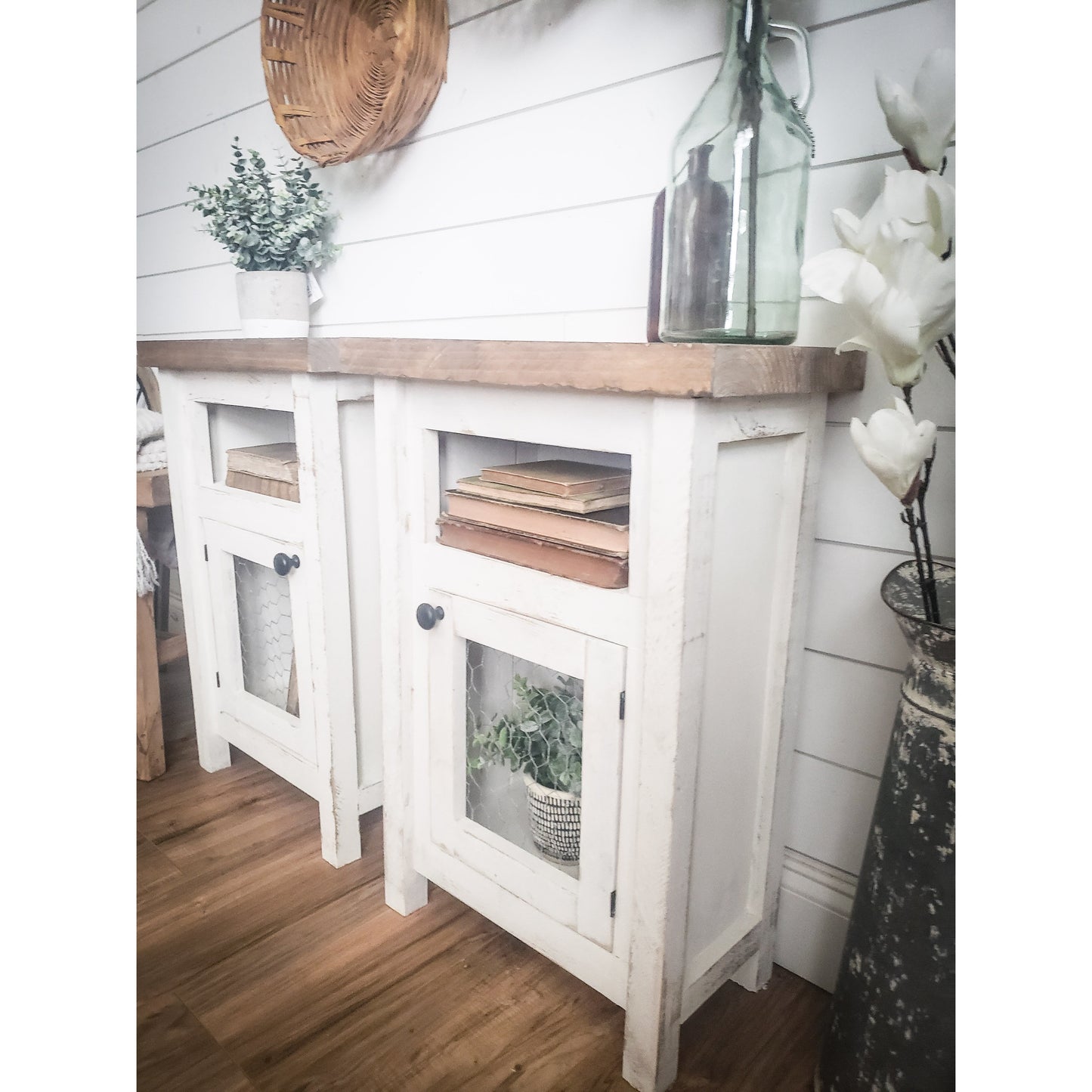 Keily Farmhouse Nightstand