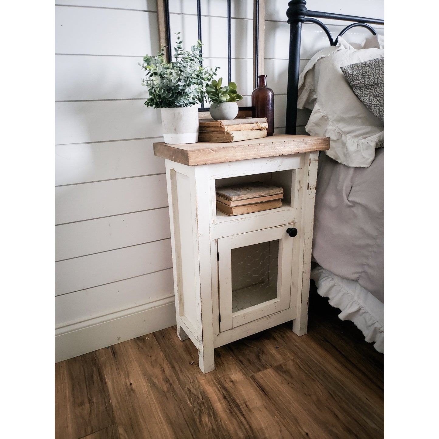 Keily Farmhouse Nightstand